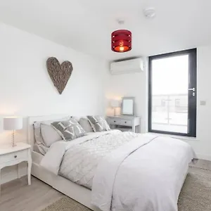 2 Bedroom Penthouse - Large Balcony - Minster View Apartment York